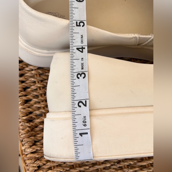 Vince Camuto Women’s Abbinna Croc Embossed Platform Flat Cream Size 9.5M - Picture 11 of 11